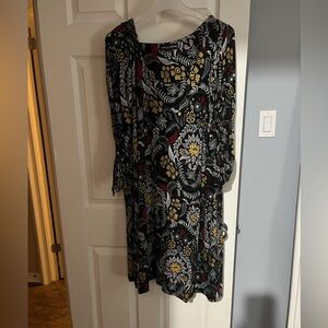 Stylish, bold & black floral dress. A-line fit, ruched sleeves and round neck.